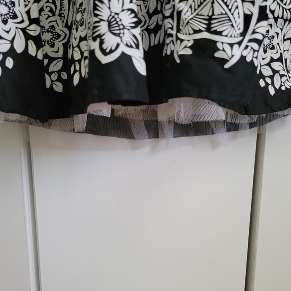 Black and white cocktail dress. Halter top with crinoline underneath. Size small - Picture 6 of 8
